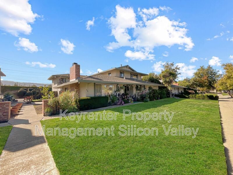 878 Castlewood Dr in Los Gatos, CA - Building Photo