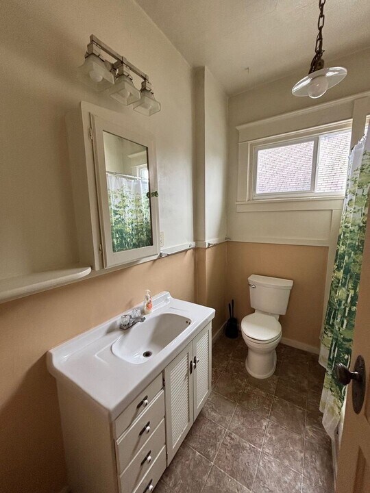 611 NW Bright St in Seattle, WA - Building Photo