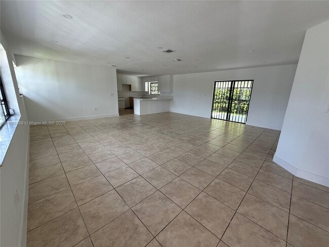 10701 SW 68th St in Miami, FL - Foto de edificio - Building Photo
