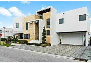 6767 NW 103rd Pl in Doral, FL - Building Photo - Building Photo
