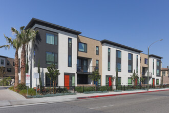 Trio Townhomes in Orange, CA - Building Photo - Building Photo