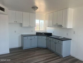 530 S Yarbrough Dr in El Paso, TX - Building Photo - Building Photo