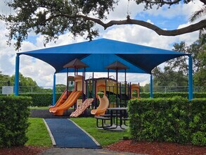 16514 NW 3 St in Pembroke Pines, FL - Foto de edificio - Building Photo