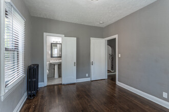 Ludlow Woodland Apartments in Cleveland, OH - Building Photo - Interior Photo