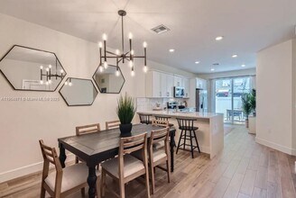 117 SW 170th Ave in Pembroke Pines, FL - Building Photo - Building Photo