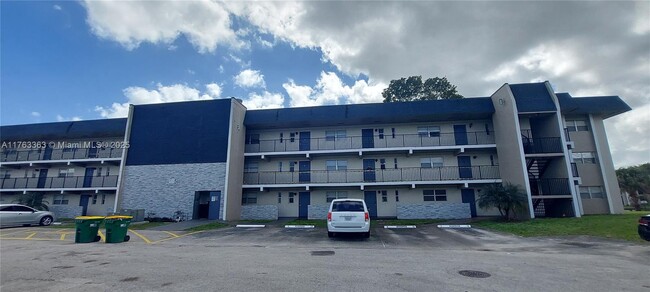 7960 N Colony Cir in Tamarac, FL - Building Photo - Building Photo