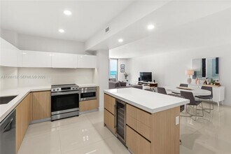 5825 Collins Ave in Miami Beach, FL - Foto de edificio - Building Photo