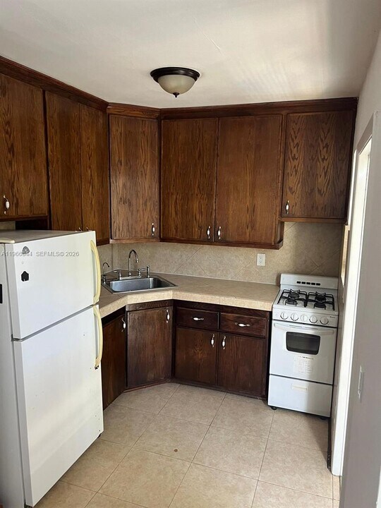 1604 Bay Rd in Miami Beach, FL - Building Photo