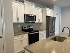 808 W Creek Ln, Unit 808 in Altamont, NY - Building Photo - Building Photo