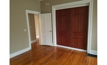 2201 Kemper Ln in Cincinnati, OH - Building Photo - Building Photo