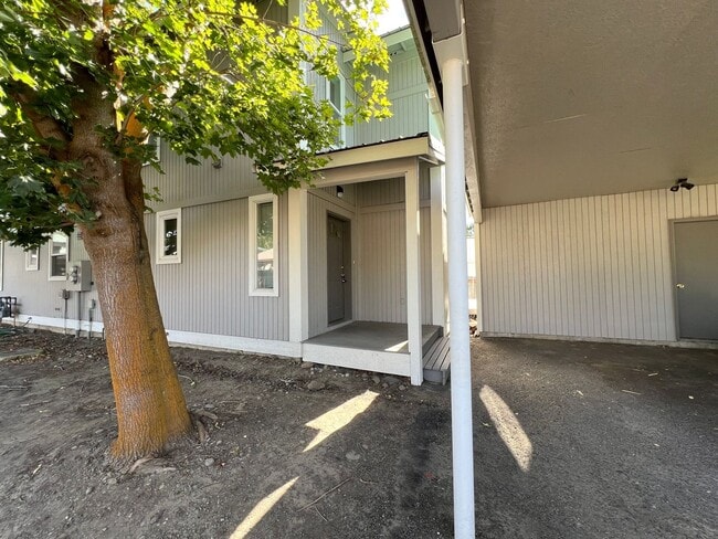 1300 N Brooklane St in Ellensburg, WA - Building Photo - Building Photo