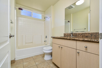 6654 Kester Ave in Van Nuys, CA - Building Photo - Interior Photo