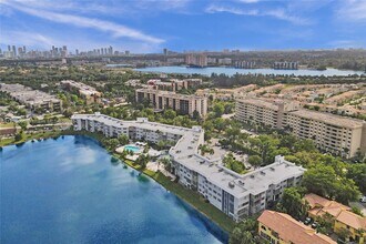 877 NE 195th St in Miami, FL - Building Photo - Building Photo