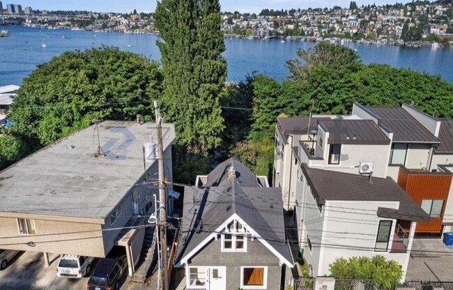 2038 8th Ave N in Seattle, WA - Building Photo - Building Photo