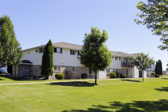 BREEZEWOOD APARTMENTS in Neenah, WI - Foto de edificio - Building Photo