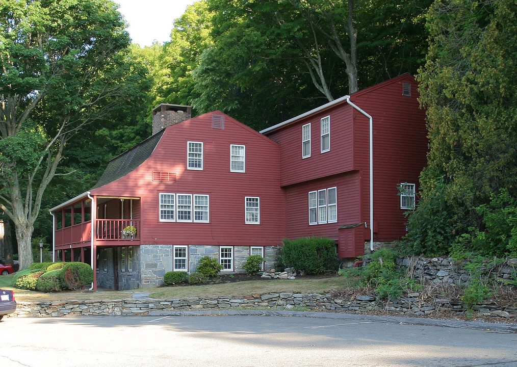 132 W Main St in Chester, CT - Building Photo