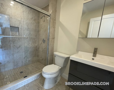 1028 Commonwealth Ave, Unit 201 in Boston, MA - Building Photo - Building Photo