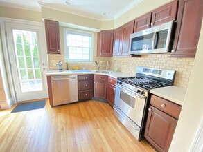 14 Bay Dr E in Huntington, NY - Building Photo - Building Photo
