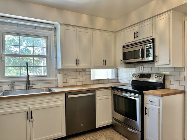 3712 Pinecrest Rd in Rockford, IL - Building Photo - Building Photo
