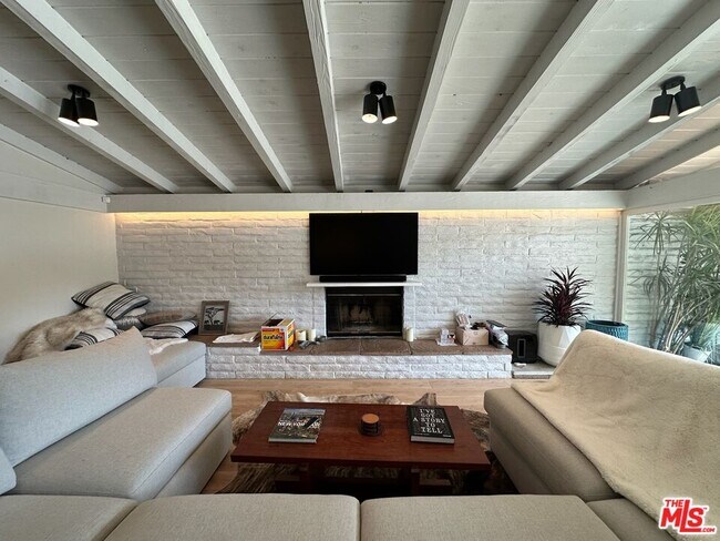 22428 Victory Blvd in Los Angeles, CA - Building Photo - Building Photo