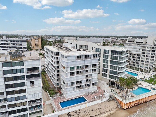 3580 S Ocean Blvd in South Palm Beach, FL - Foto de edificio - Building Photo