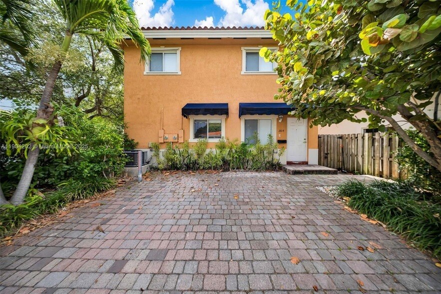 2814 SW 27th St in Miami, FL - Foto de edificio