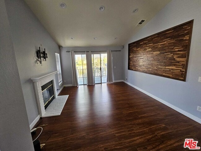 property at 290 Ridgeton Ln