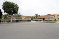 8142 La Paz Dr in Huntington Beach, CA - Building Photo - Building Photo