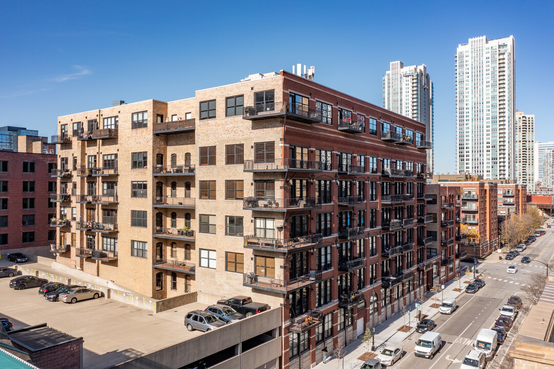 Clinton Street Lofts in Chicago, IL - Building Photo