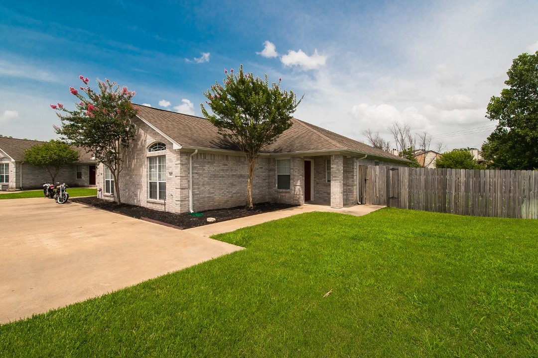 1423 Western Oaks Ct-Unit -1 in Bryan, TX - Building Photo