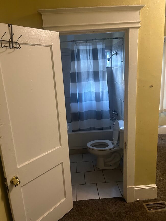 667 Rutherford Ave, Unit #1 in Trenton, NJ - Foto de edificio - Building Photo