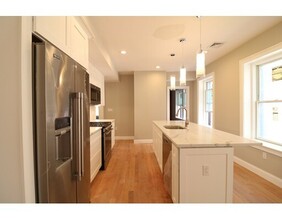 430 Hanover St, Unit 4 in Boston, MA - Building Photo - Building Photo