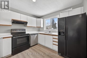 15 Watts Crescent in Collingwood, ON - Building Photo - Building Photo