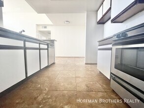 945 N Serrano Ave, Unit 102 in Los Angeles, CA - Building Photo - Building Photo