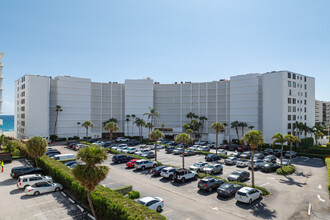 Mayfair House East in Palm Beach, FL - Foto de edificio - Building Photo