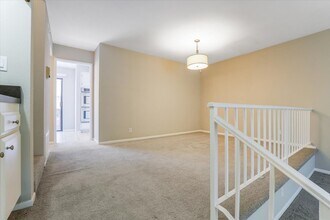 5711 Owensmouth Ave in Woodland Hills, CA - Foto de edificio - Building Photo