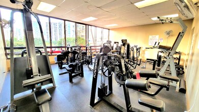 411 Hobron Ln in Honolulu, HI - Building Photo - Building Photo