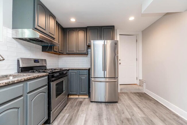 2200 N Kenneth Ave, Unit #G in Chicago, IL - Foto de edificio - Building Photo