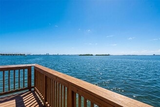 7845 NE Bayshore Ct in Miami, FL - Building Photo - Building Photo