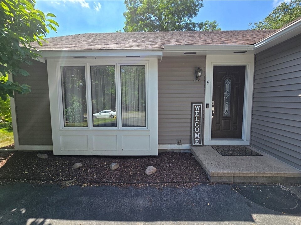 9 Hepatica Ln in West Henrietta, NY - Building Photo