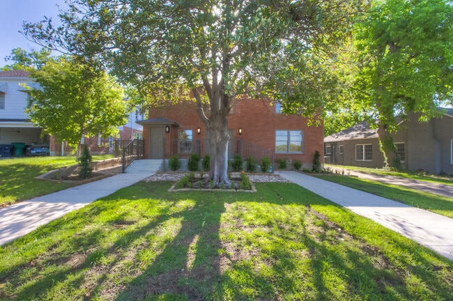 2107 Rockridge Terrace in Fort Worth, TX - Building Photo - Building Photo