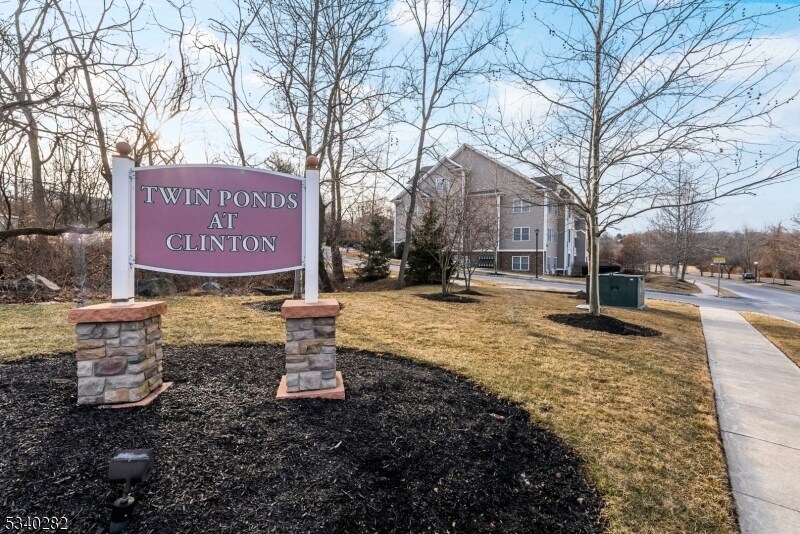 9 Park Dr in Clinton, NJ - Building Photo