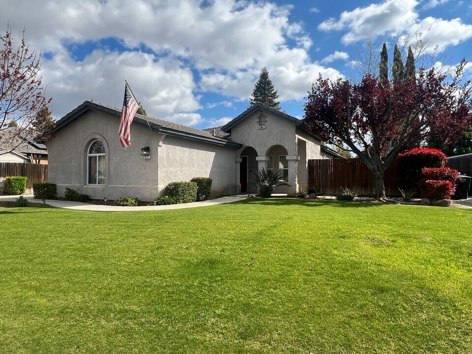 10111 Salerosa Ct in Bakersfield, CA - Building Photo