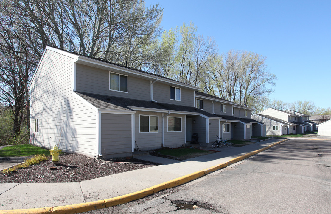 Willow Wood Estates in Plymouth, MN - Building Photo