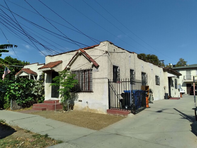 200 Rosemont Ave in Los Angeles, CA - Building Photo - Building Photo