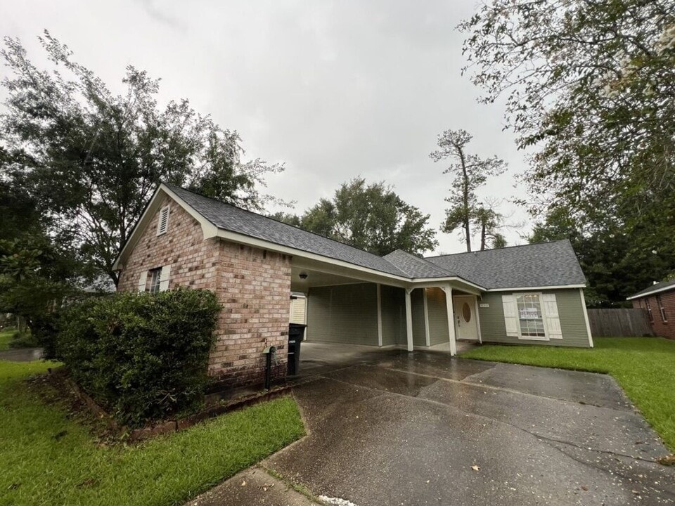 532 Fawn Lake Dr in Baton Rouge, LA - Foto de edificio