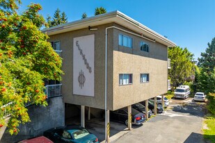 1366 Merklin St in White Rock, BC - Building Photo