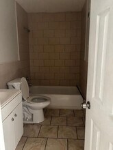 429 Executive Center Dr, Unit 211 in West Palm Beach, FL - Building Photo - Building Photo