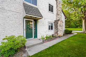 99 Thoreau Dr in Plainsboro, NJ - Building Photo - Building Photo