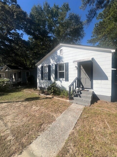 2728 W Surrey Dr in North Charleston, SC - Building Photo